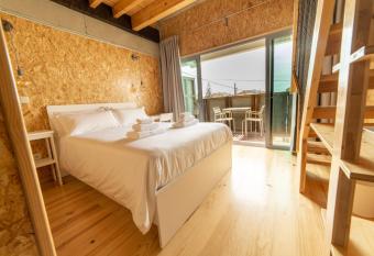 Albergaria da Tom  sia allows 18 year olds to book a room