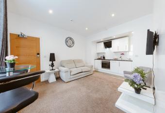 Central and Modern One Bedroom Flat 201 allows 18 year olds to book a room