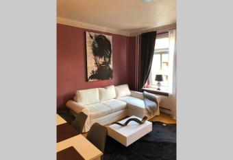 Perfekter Altbaucharme in zentraler Lage ! allows 18 year olds to book a room