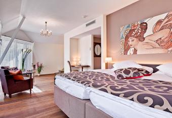 Belv  d  re Strandhotel allows 18 year olds to book a room