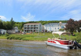 Manoir Lac-Etchemin has rooms with a private hot tub