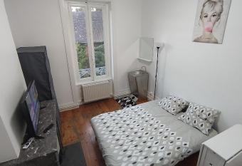 La Batisse de Saint-Chamond ( chambres ) allows 18 year olds to book a room