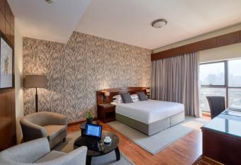 Majestic City Retreat Hotel has rooms with a private hot tub