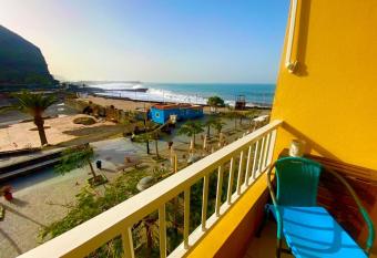 Casa del Mar, Sunny Ocean View Appartement right at the beach! has Balcony rooms