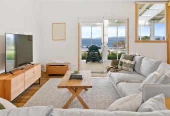 Blue Cottage Bruny Island has Balcony rooms