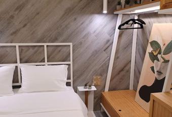 Sroom Apartment allows 18 year olds to book a room