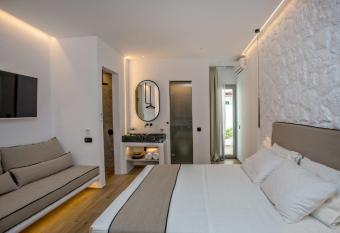 Levantes Luxury Suites II allows 18 year olds to book a room