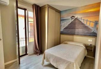 Hostal Viena Plaza Nueva allows 18 year olds to book a room