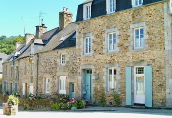 L  hontine has Balcony rooms