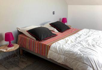 O Bord de la mer allows 18 year olds to book a room