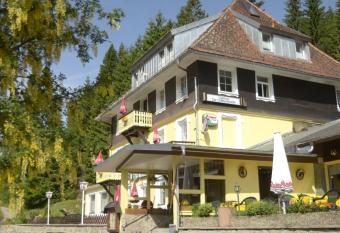 L  ffelschmiede Hotel & Restaurant am Titisee / Feldberg allows 18 year olds to book a room