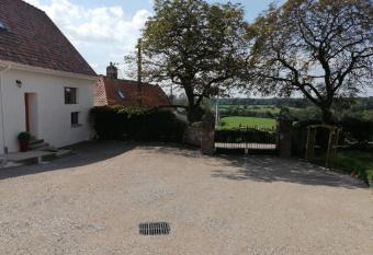 G  te le Petit Crocq avec SPA privatif allows 18 year olds to book a room