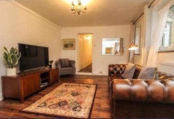 Charming Victoria Conversion Flat in Brentwood with a Garden & Free Parking allows 18 year olds to book a room