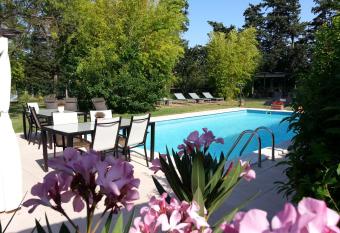 Mas la Provence has Balcony rooms