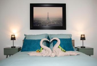 La Cl   des Expos  allows 18 year olds to book a room