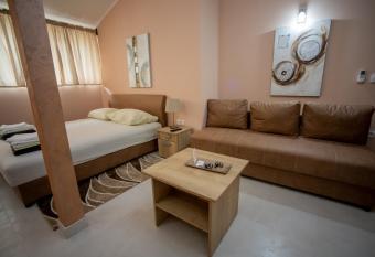 Hotel Svetionik Obrenovac has rooms with a private hot tub