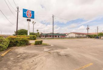 Studio 6 Baytown Tx Garth Road allows 18 year olds to book a room