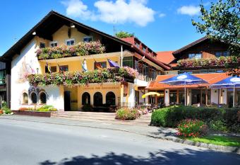 Landhotel B  ld Oberammergau has Balcony rooms