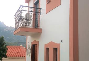 Green Hill Studios & Apartments has Balcony rooms