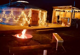 Glamp and Tipple Ltd has rooms with a private hot tub