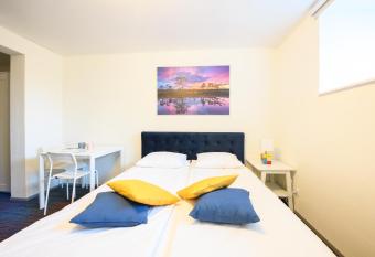 Stay to Stay Apartments - v  tmeta sissep    s allows 18 year olds to book a room