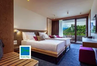 Castle Hostel 1004 allows 18 year olds to book a room