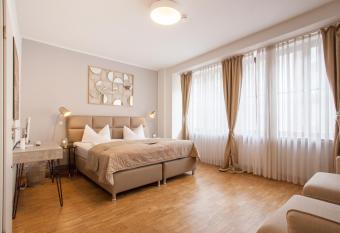 TM Hotel D  sseldorf allows 18 year olds to book a room