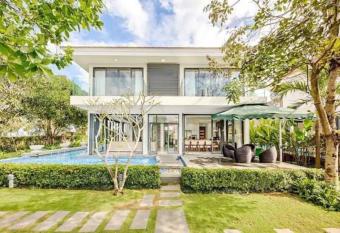 Sun Grow Ocean Villas has rooms with a private hot tub