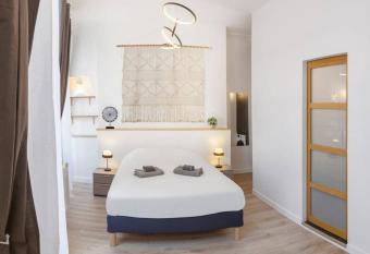 Charmant logement - Gambetta - C  ur Historique Bordeaux has Balcony rooms