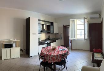 Appartamento centralissimo, confinante ospedali has Balcony rooms