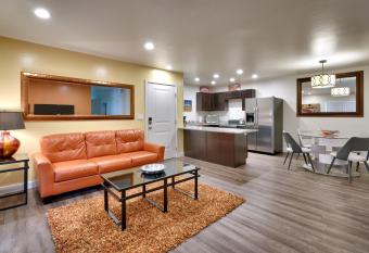 2A Relaxing Redcliff Condo has rooms with a private hot tub