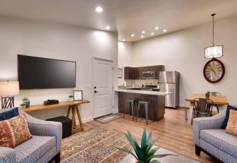 2I Spacious Top Floor RedCliff Condo has rooms with a private hot tub