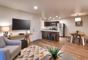 2H Cozy Redcliff Condo has Balcony rooms