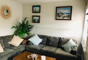 Alwaves Family 3 Bedroom Beach Apartment allows 18 year olds to book a room