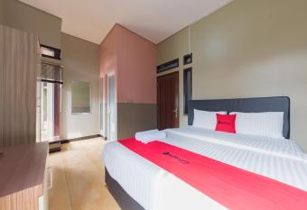 RedDoorz Syariah near Politeknik Negeri Bandung Campus allows 18 year olds to book a room