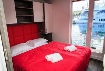 Floating House Sea Queen has rooms with a private hot tub