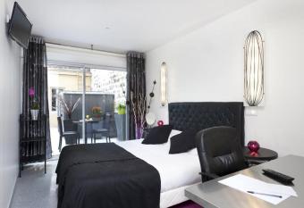 L Oasis Montparnasse has Balcony rooms