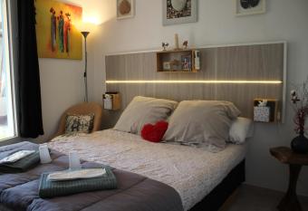 Philippe & Marie, A louer Petite Chambre chez l habitant avec terrasse dans Villa, au pied du Luberon allows 18 year olds to book a room