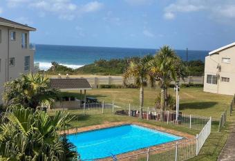 Uvongo Chalets 12 allows 18 year olds to book a room