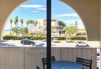 T2 A DEUX PAS DES PLAGES QUARTIER DES QUILLES has Balcony rooms