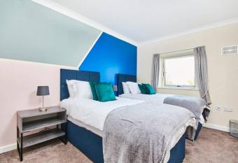 The Chique Scandic Cambridge Abode - Parking allows 18 year olds to book a room