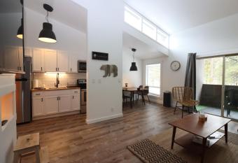 Base Camp Condo in Sunriver has Balcony rooms