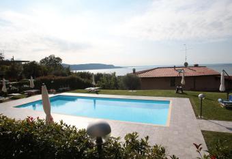 Panorama lake view, pool & garden, 2 bathrooms, kingsize & single-beds, fast Internet allows 18 year olds to book a room