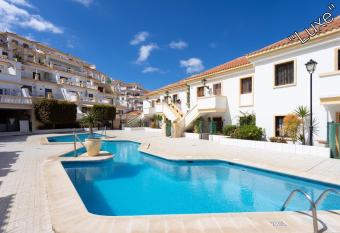 Stylish design with ocean, pool view, King size bed, Wifi, Smart Tv, free parking 2 pools access allows 18 year olds to book a room