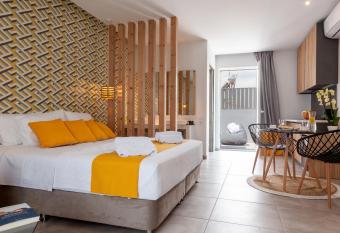 STAY INN has rooms with a private hot tub