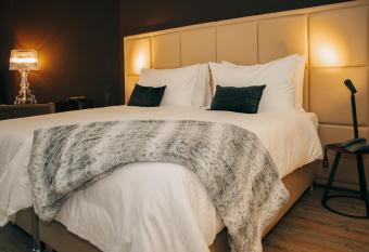 Hotel Dakota allows 18 year olds to book a room