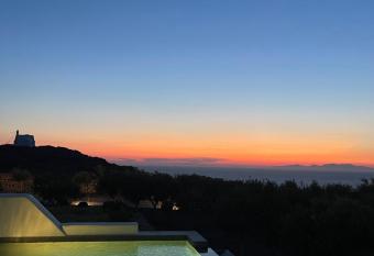 Saint John Oia-Private Pool Luxury Villas allows 18 year olds to book a room