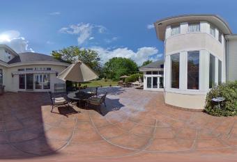 Luxurious Green Valley Farm House with Barn allows 18 year olds to book a room