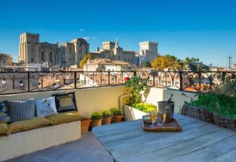 MAGNIFIQUE APPARTEMENT DE CHARME AVEC VUE SUR LE PALAIS DES PAPES    AVIGNON WiFI GRATUIT has Balcony rooms