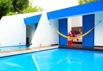 Hotel y Spa Santa Fe Colonial has rooms with a private hot tub